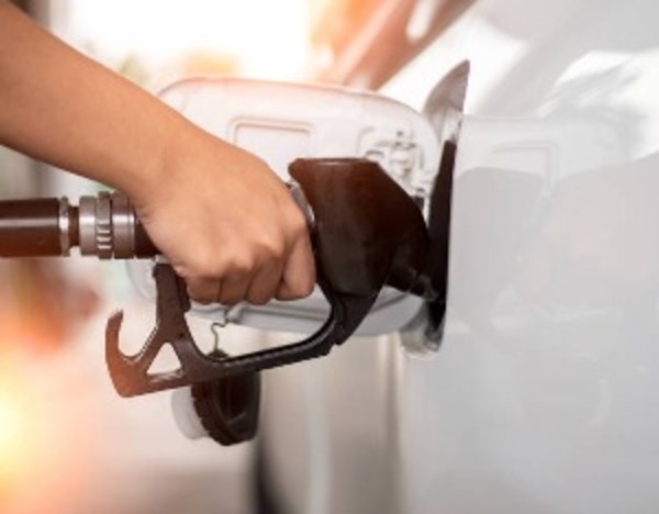 国内油价今年来首次下调，加满一箱少花22元