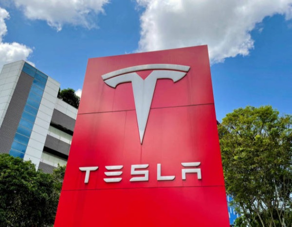 特斯拉财报后华尔街阵营撕裂：韦德布什上调60%目标价，富国大砍66%