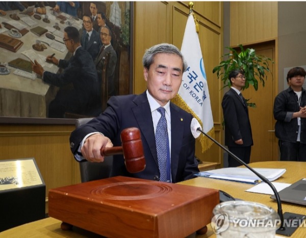 韩国股市跌幅扩大！韩央行三年多来首次加息，年底前或再加息