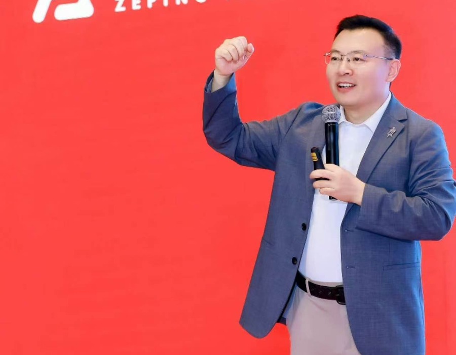 任泽平一天两文，建议尊重市场并坚定看好科技，据报其VIP群聊已解散