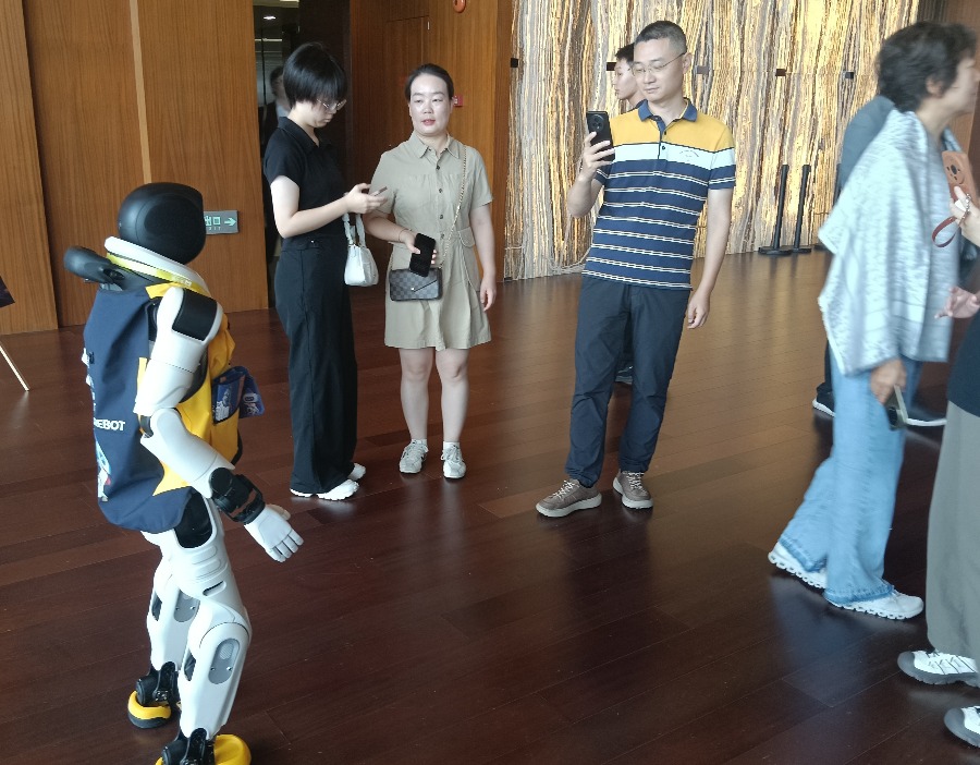 WAIC2026探展｜擎天租60余台“机器人打工人”在WAIC硬核上岗