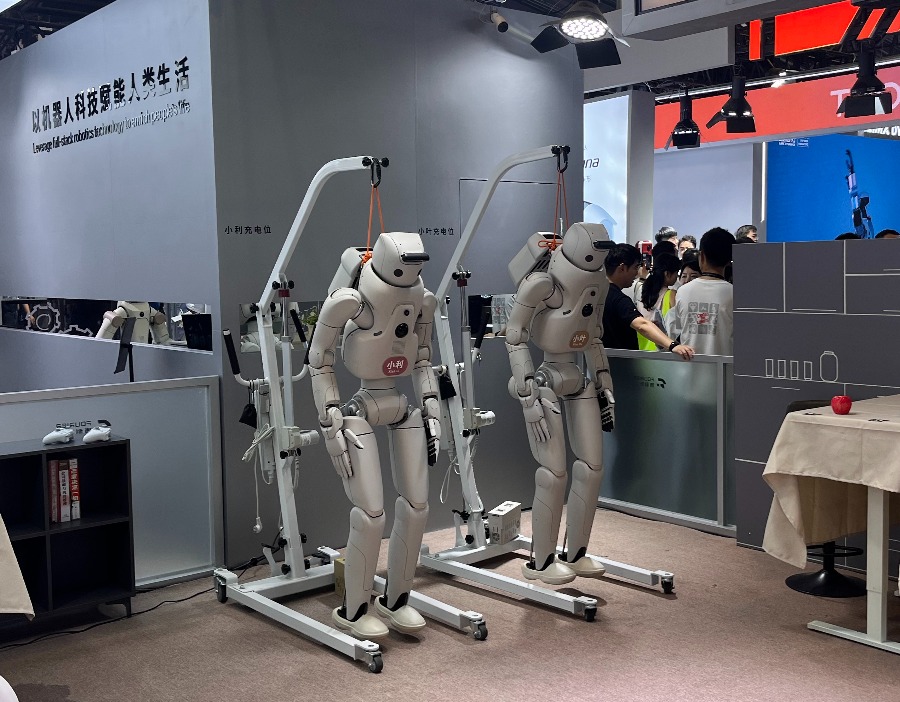 WAIC2026观察｜叠衣、抓药，从家庭到药房，机器人开始干活了