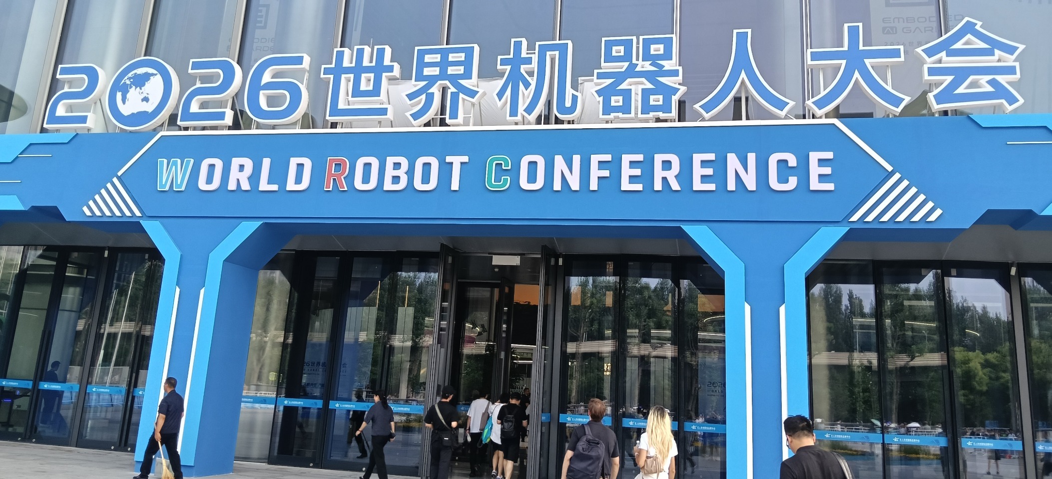 柔性触觉传感器引爆机器人千亿新赛道