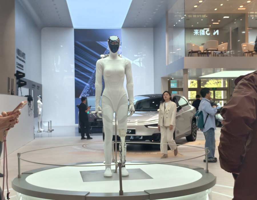AI 大模型为机器人注入灵魂，小鹏目标明年实现Robotaxi载客运营