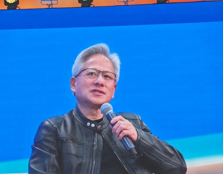 从“卖铲人”到“合伙人”，英伟达的万亿市值逻辑正在生变
