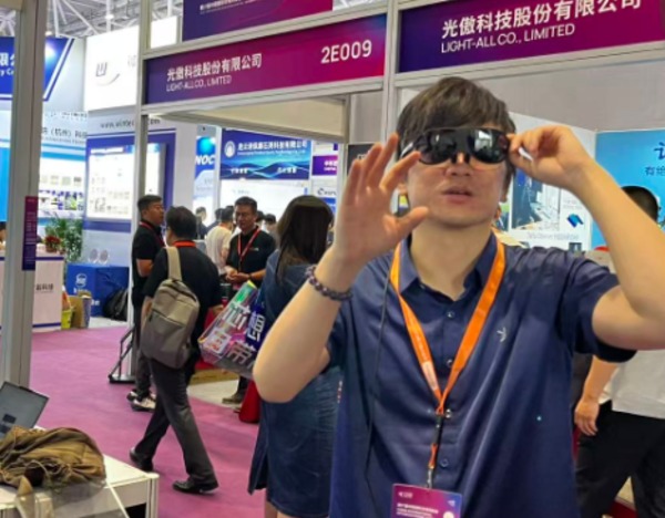AR眼镜离“戴一天”还有多远？深圳光博会里的量产竞赛
