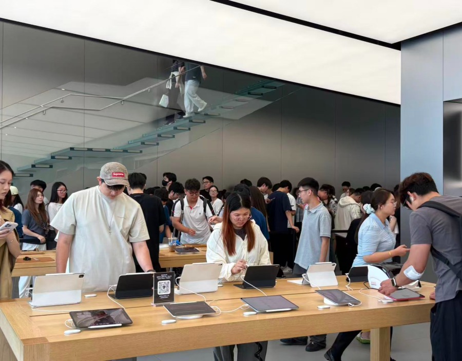 直击iPhone 18 Pro首发现场：有人凌晨5点就开始排队，现场黄牛加价300元回收