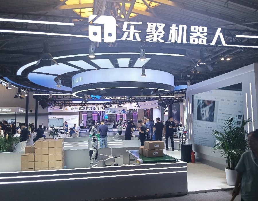 乐聚夸父机器人现场“打工”，还兼职讲解